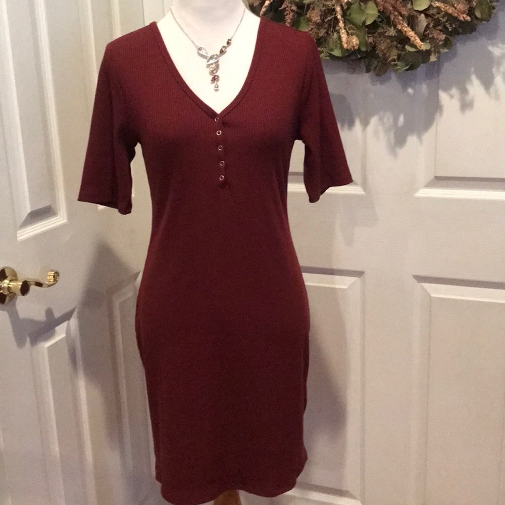 Burgundy ribbed dress w snap detail at neckline